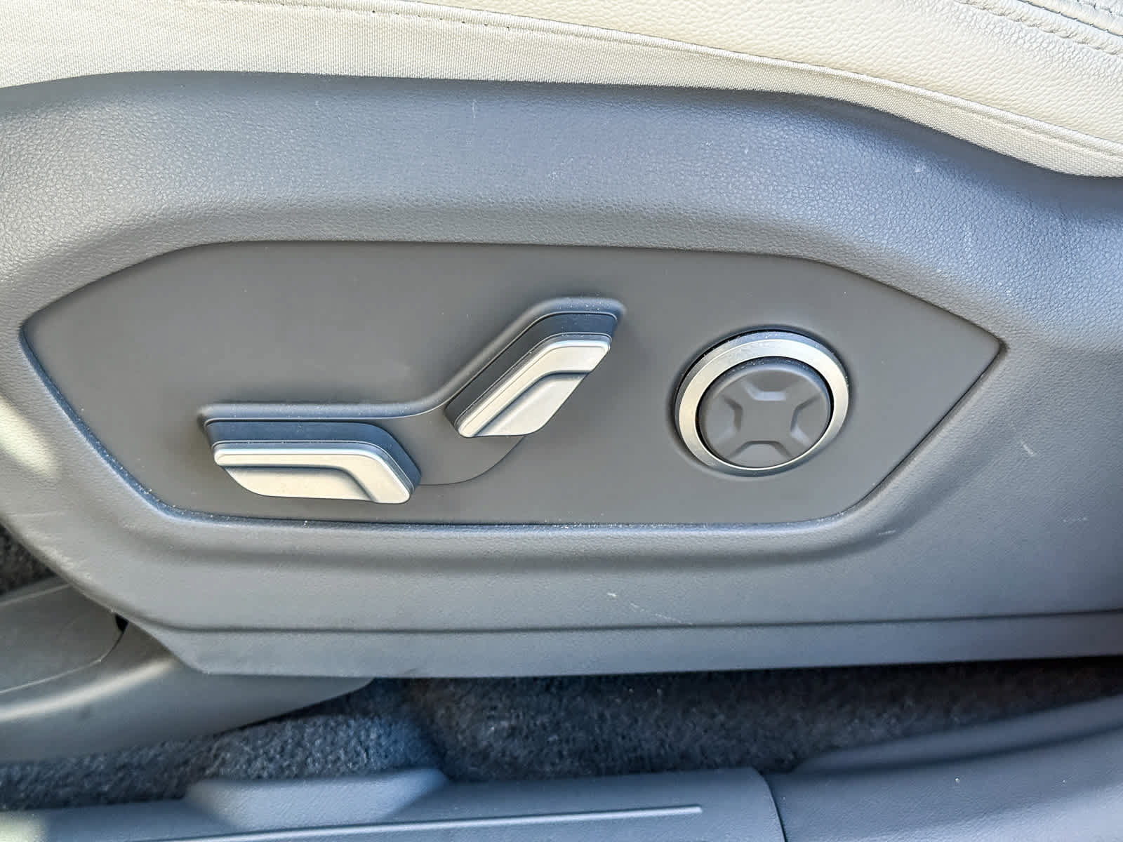 Used 2025 Hyundai Santa Fe Limited FWD image 19