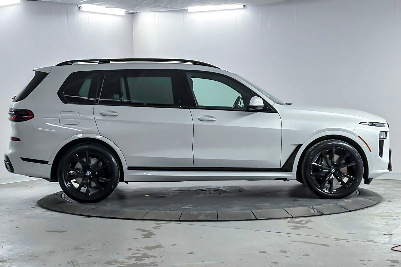 Used 2026 BMW X7 xDrive40i w/ M Sport Package image 8