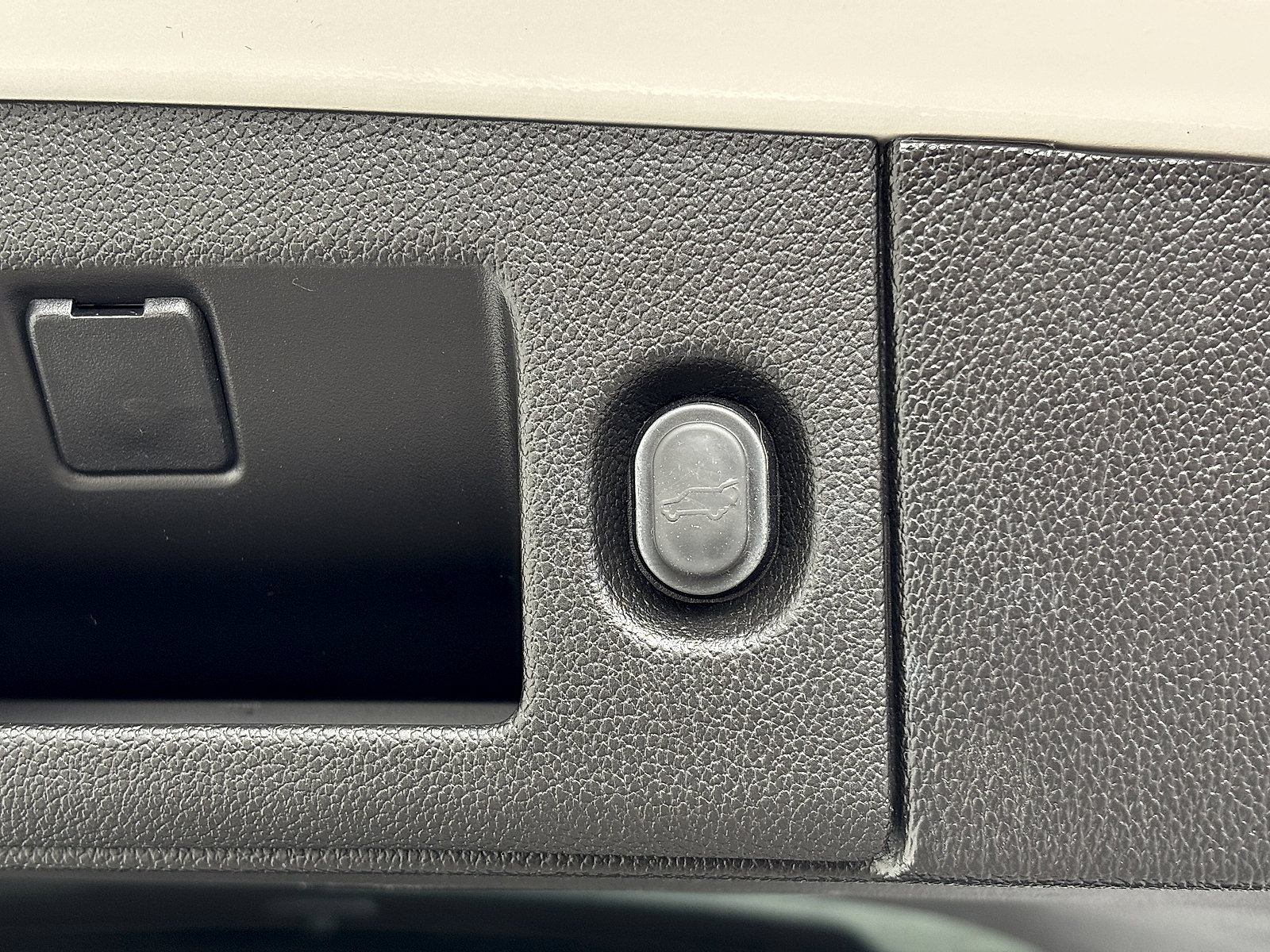 Used 2020 Cadillac Escalade Luxury image 8