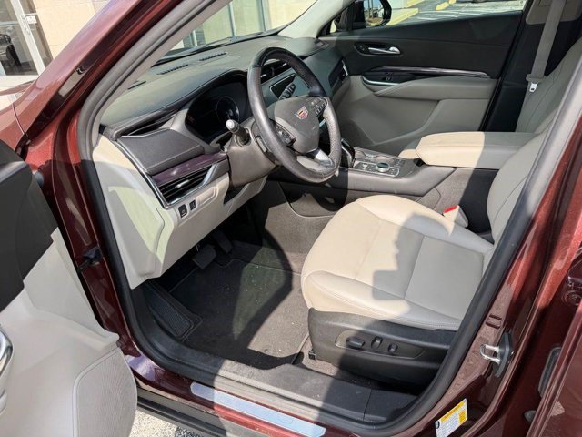 Certified 2023 Cadillac XT4 Luxury w/ Cold Weather Package FWD image 9