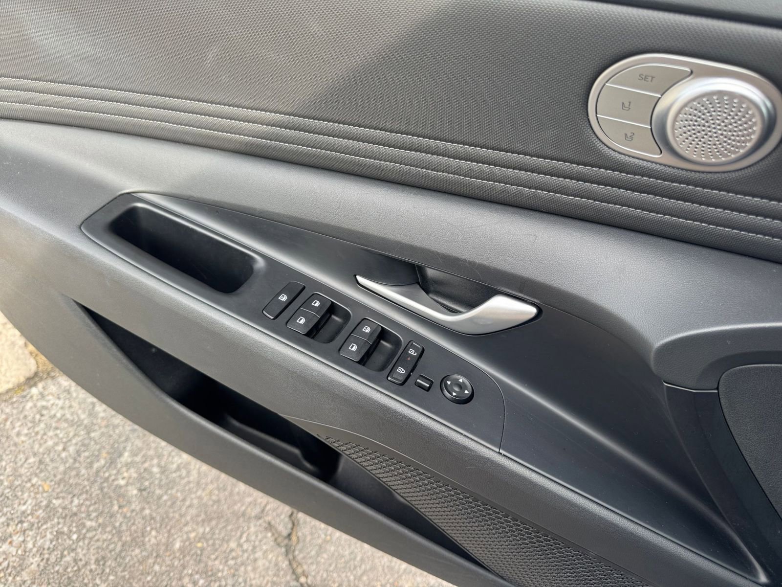 Used 2025 Hyundai Elantra Limited image 18