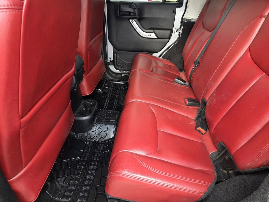 Used 2013 Jeep Wrangler Unlimited Rubicon image 19