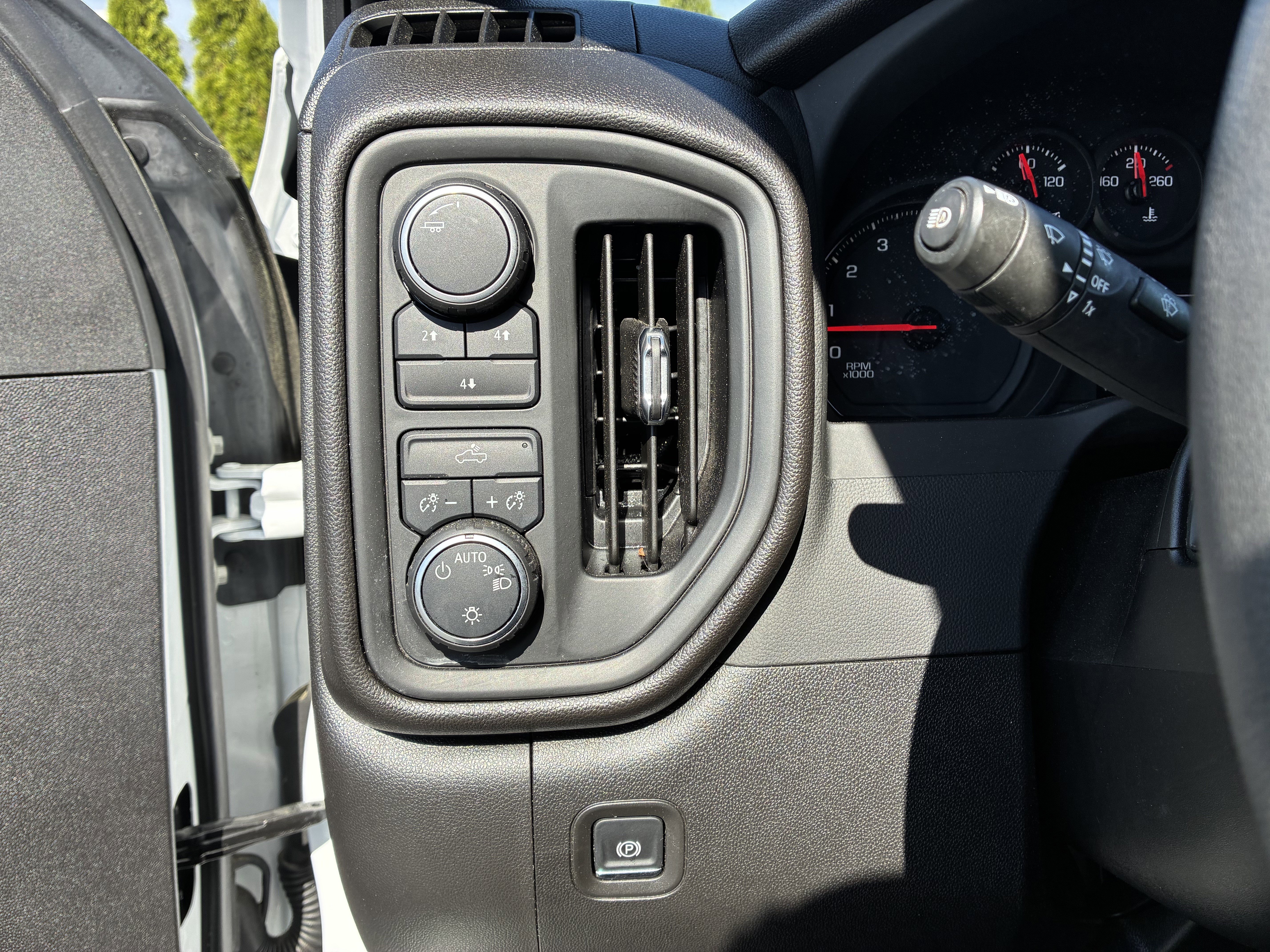 Used 2025 Chevrolet Silverado 2500 Custom AWD/4WD image 29