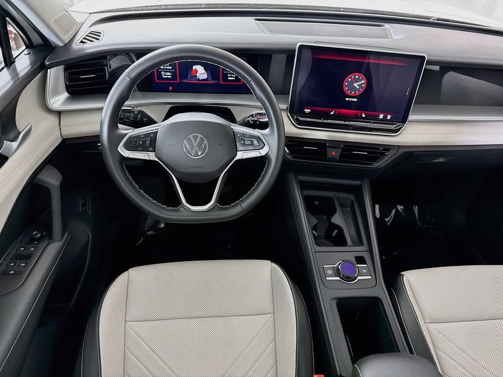 Used 2025 Volkswagen Tiguan SE AWD/4WD image 3