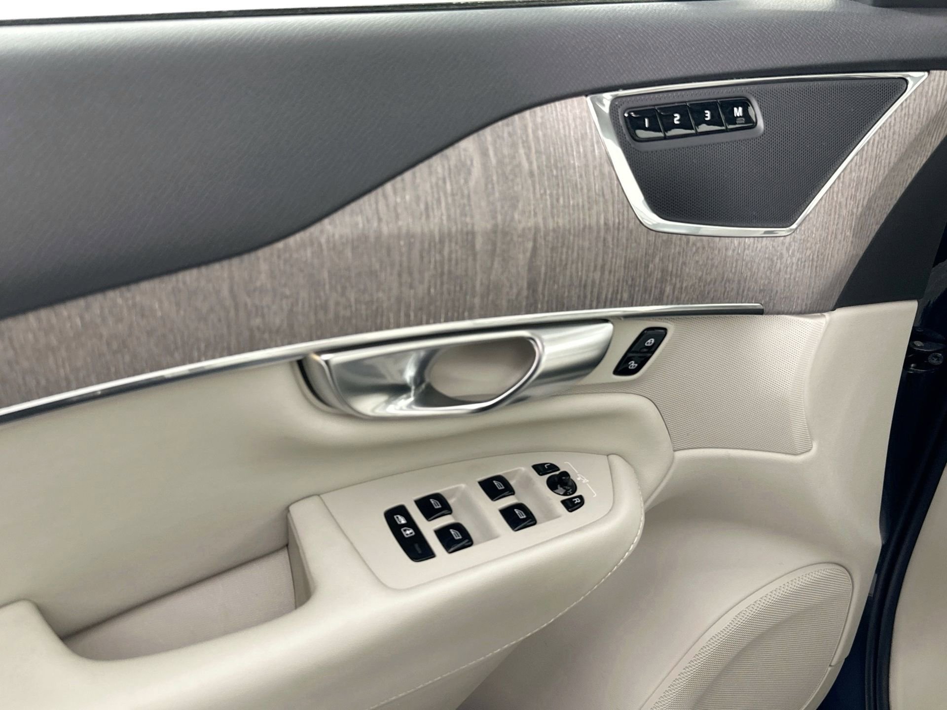 Certified 2023 Volvo XC90 B6 Plus w/ Protection Package image 18