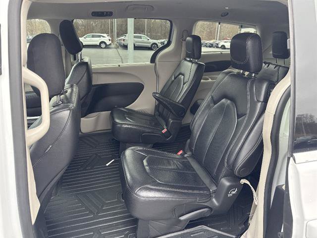 Used 2022 Chrysler Pacifica Touring-L image 13