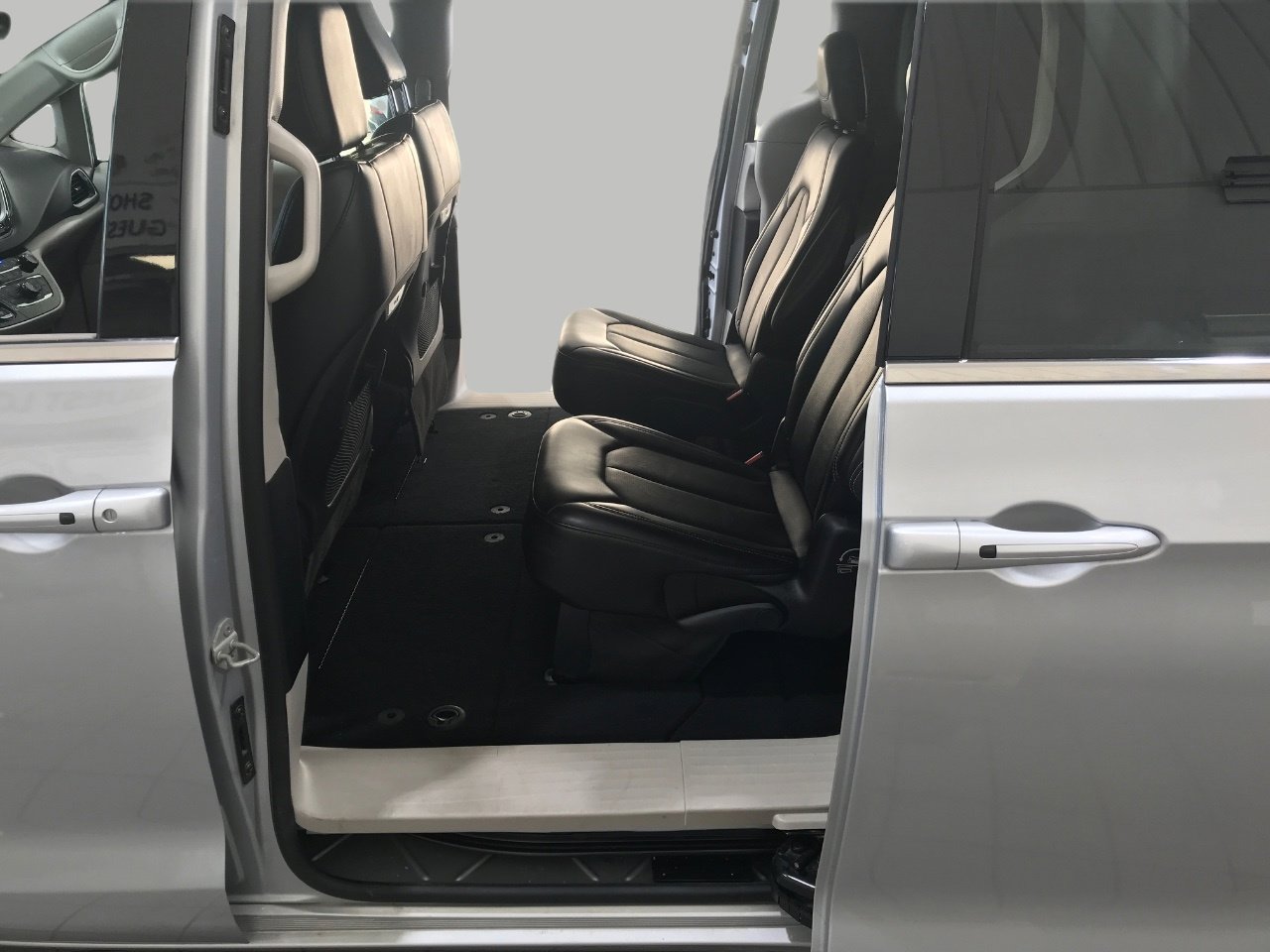 Used 2024 Chrysler Pacifica Touring-L image 27