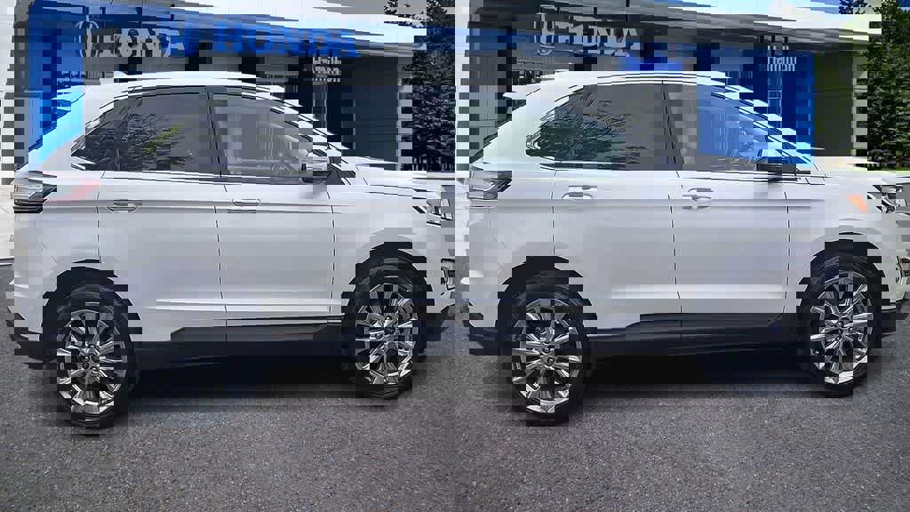 Used 2018 Ford Edge Titanium w/ Equipment Group 301A AWD/4WD image 9