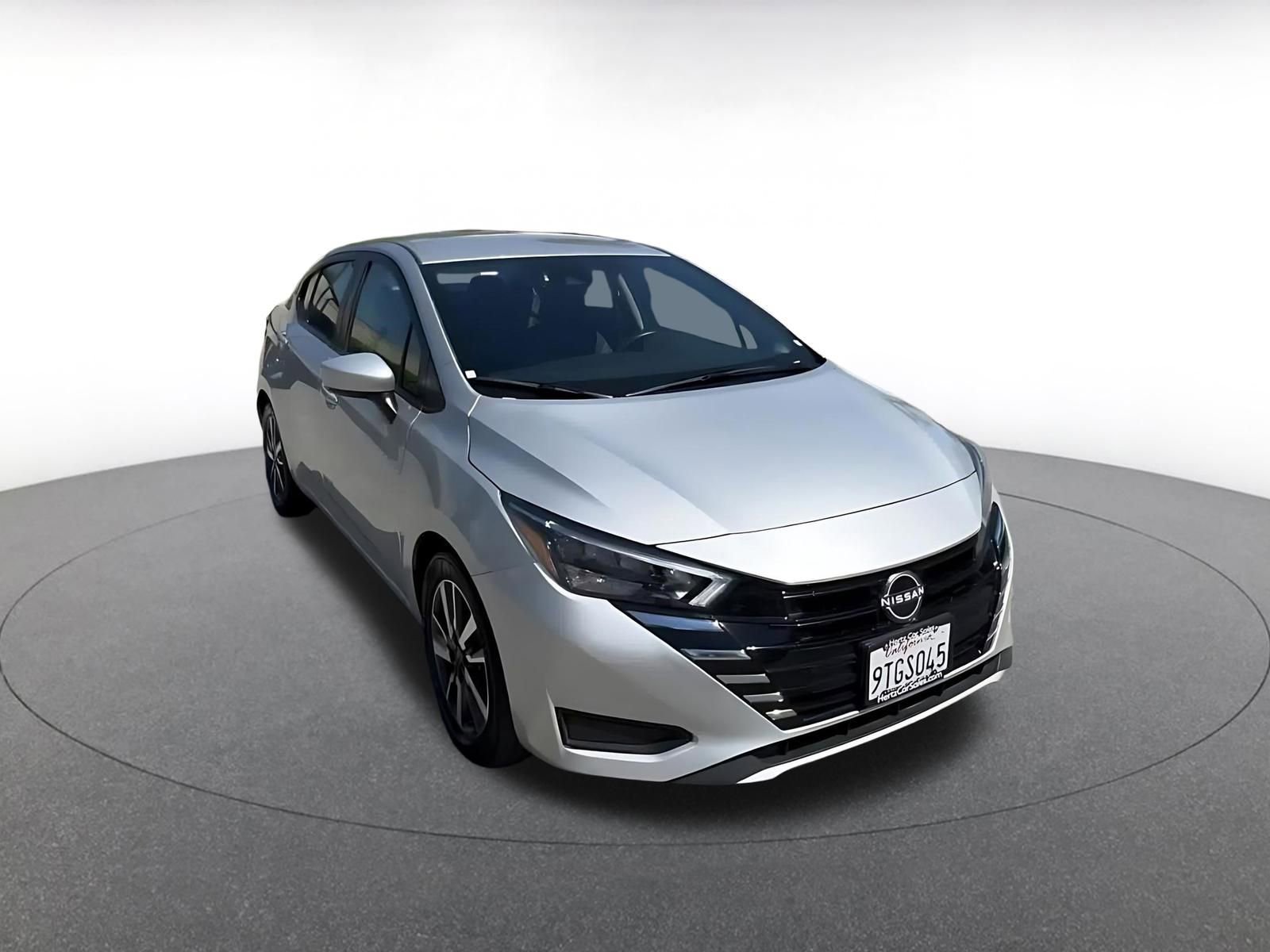 Used 2025 Nissan Versa SV image 3