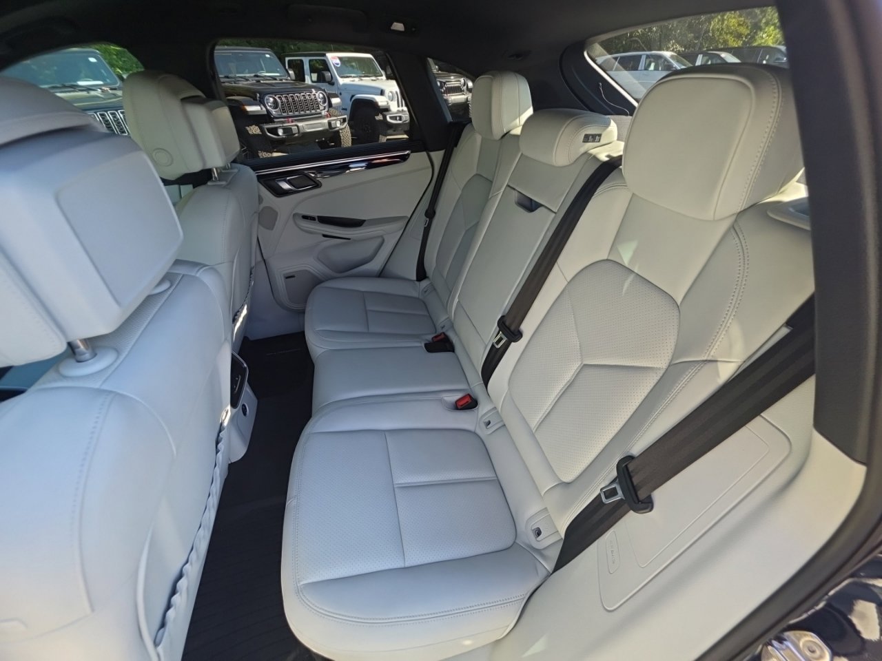 Used 2023 Porsche Macan S AWD/4WD image 19