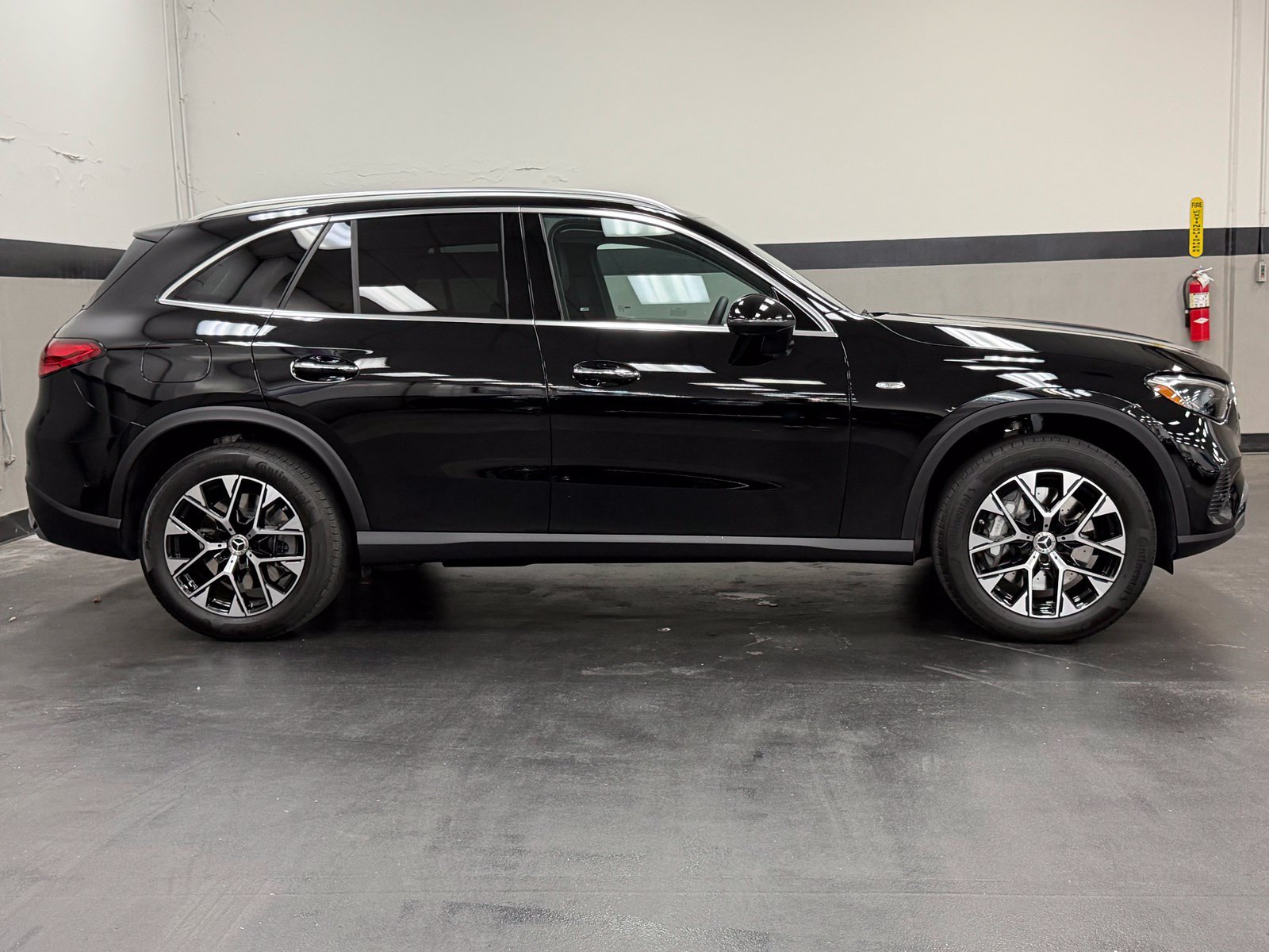 Used 2025 Mercedes-Benz GLC 350e 4MATIC image 3