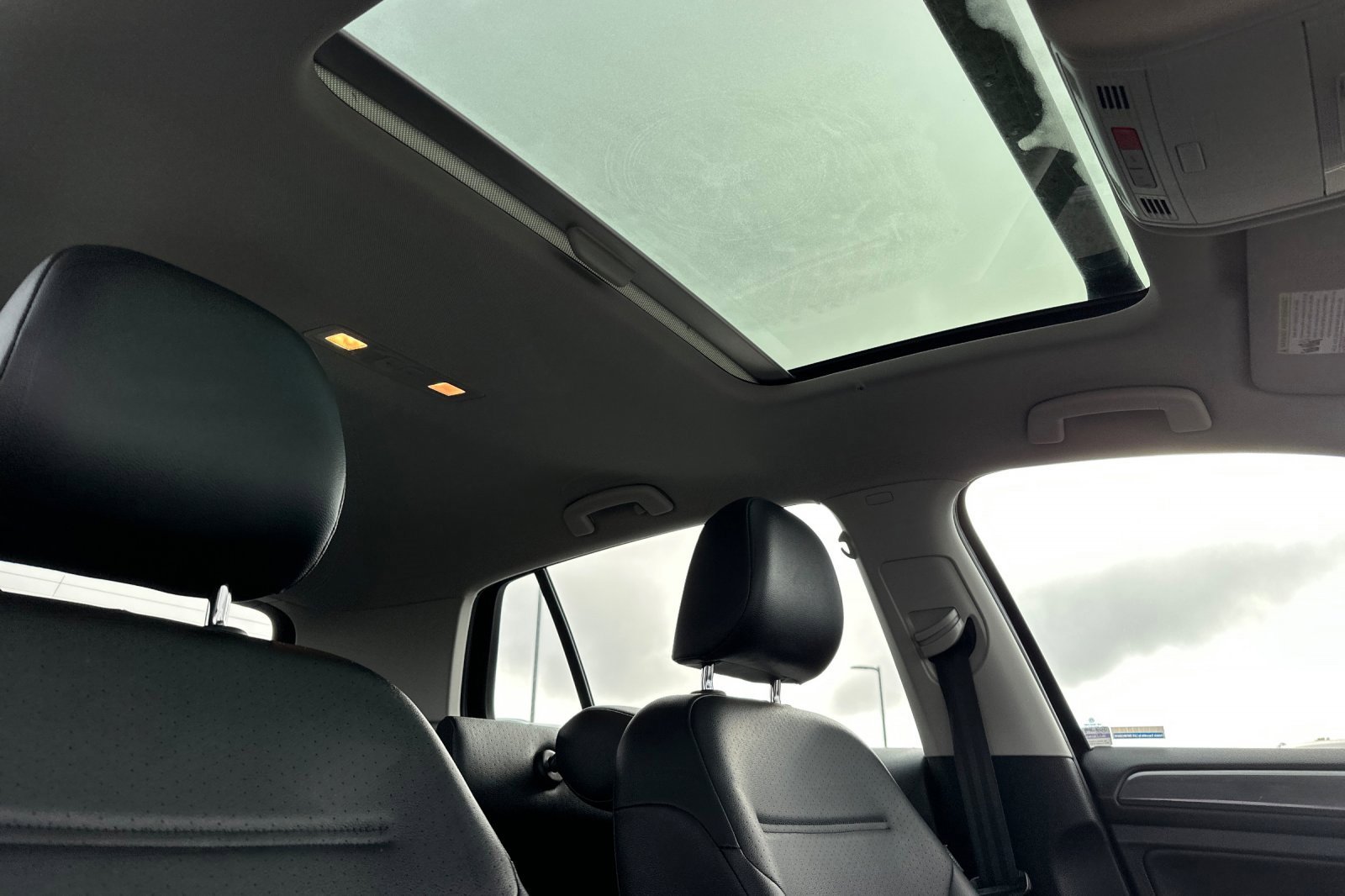 Used 2018 Volkswagen Golf SE image 17