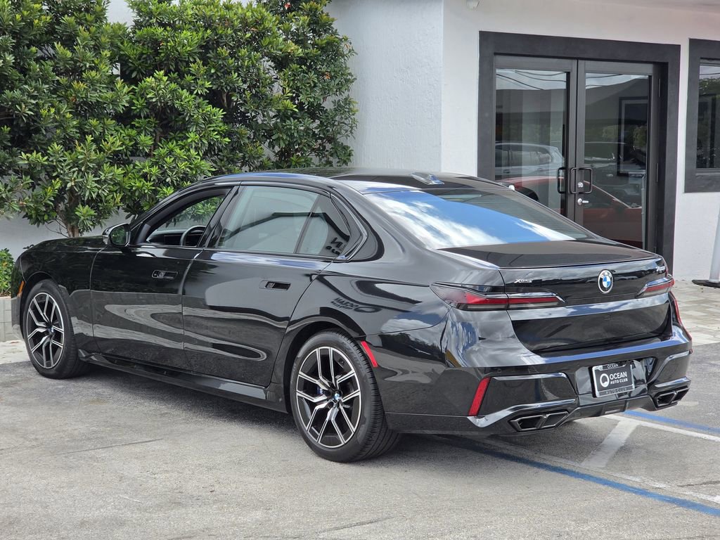 Used 2023 BMW 760i xDrive w/ Executive Package image 3