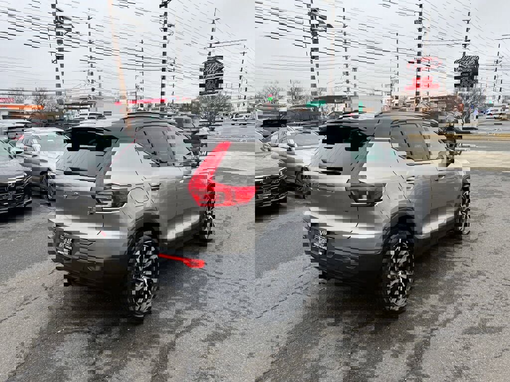 Used 2022 Volvo XC40 T5 R-Design w/ Advanced Package image 7