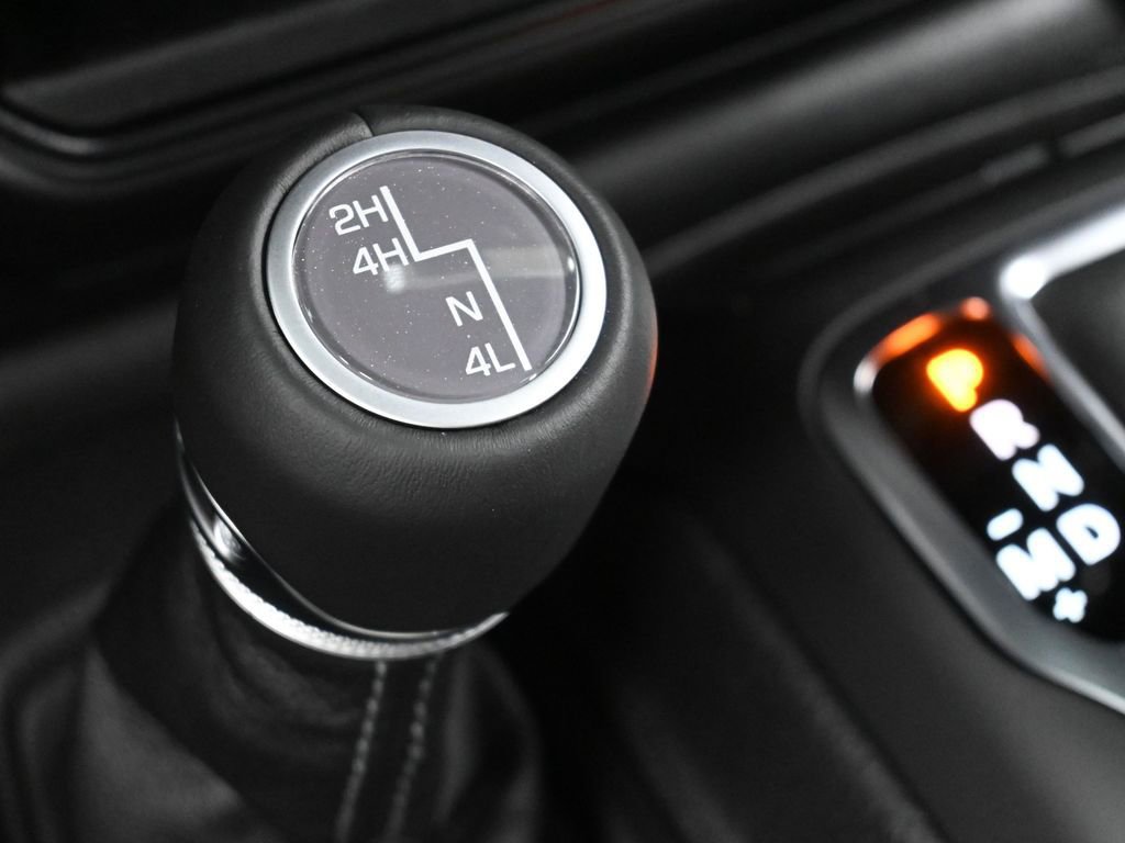 Used 2025 Jeep Wrangler Unlimited Sahara AWD/4WD image 23