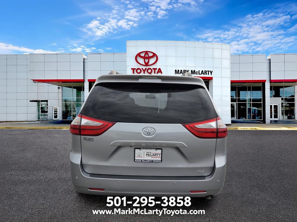 Used 2016 Toyota Sienna XLE w/ XLE Navigation Package FWD image 4