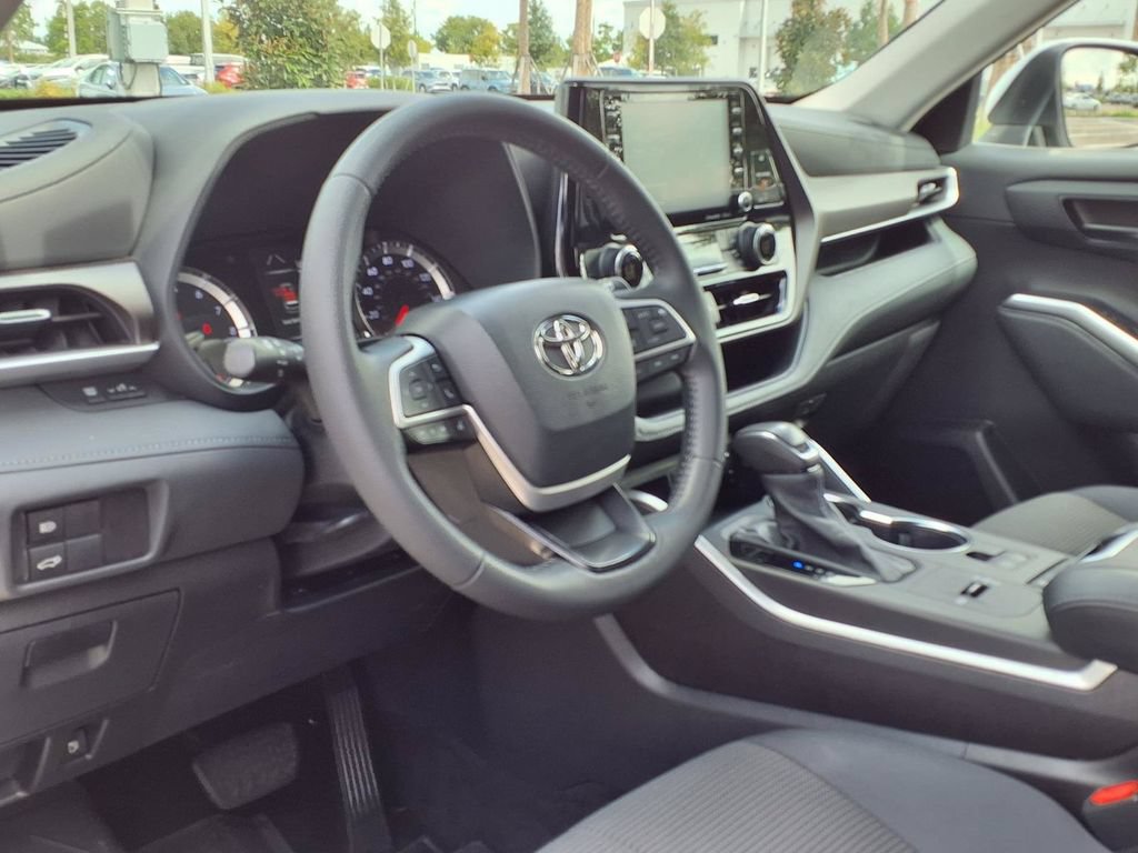 Used 2022 Toyota Highlander LE FWD image 21