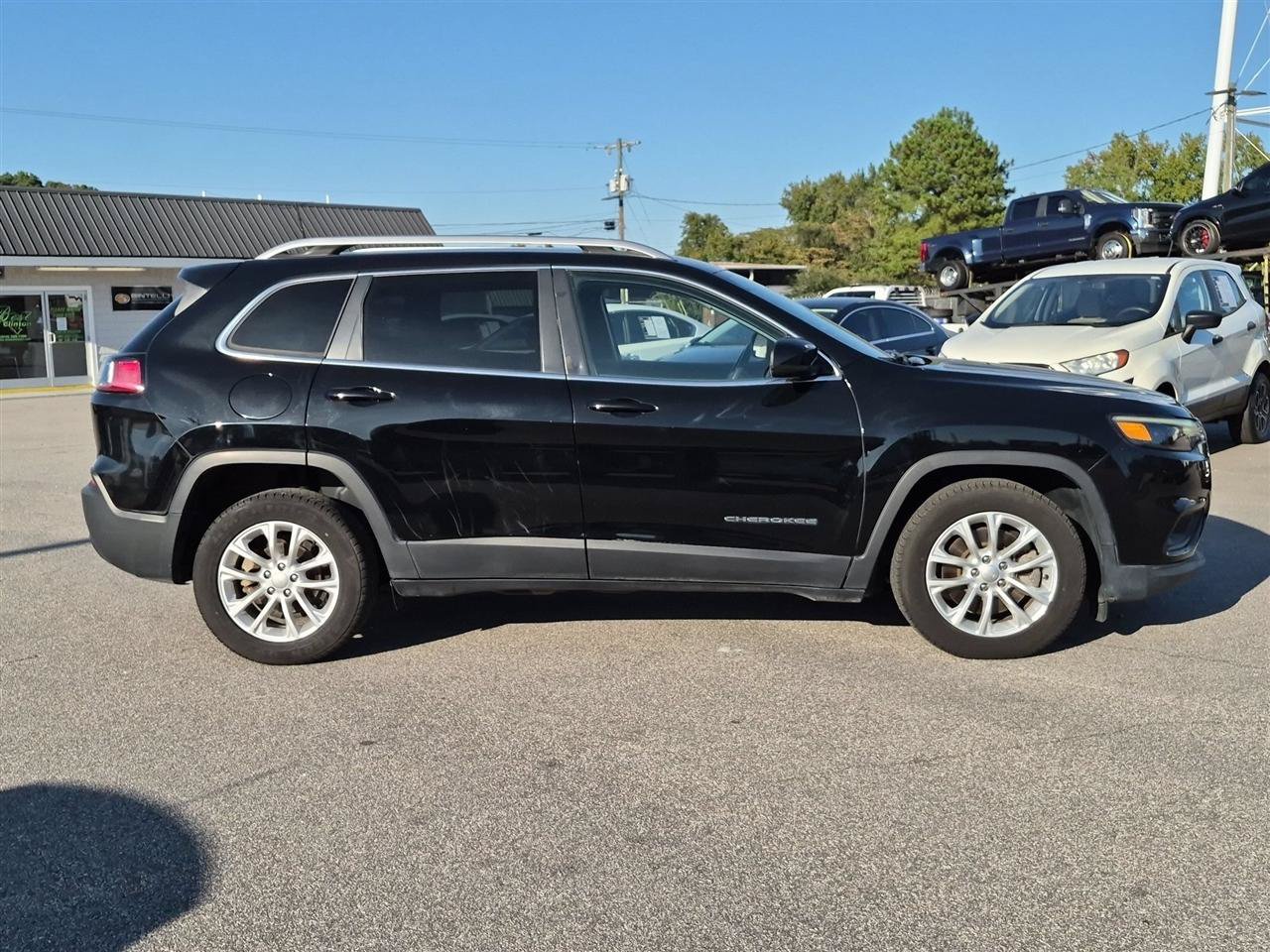 Used 2019 Jeep Cherokee Latitude w/ Popular Appearance Group FWD image 2