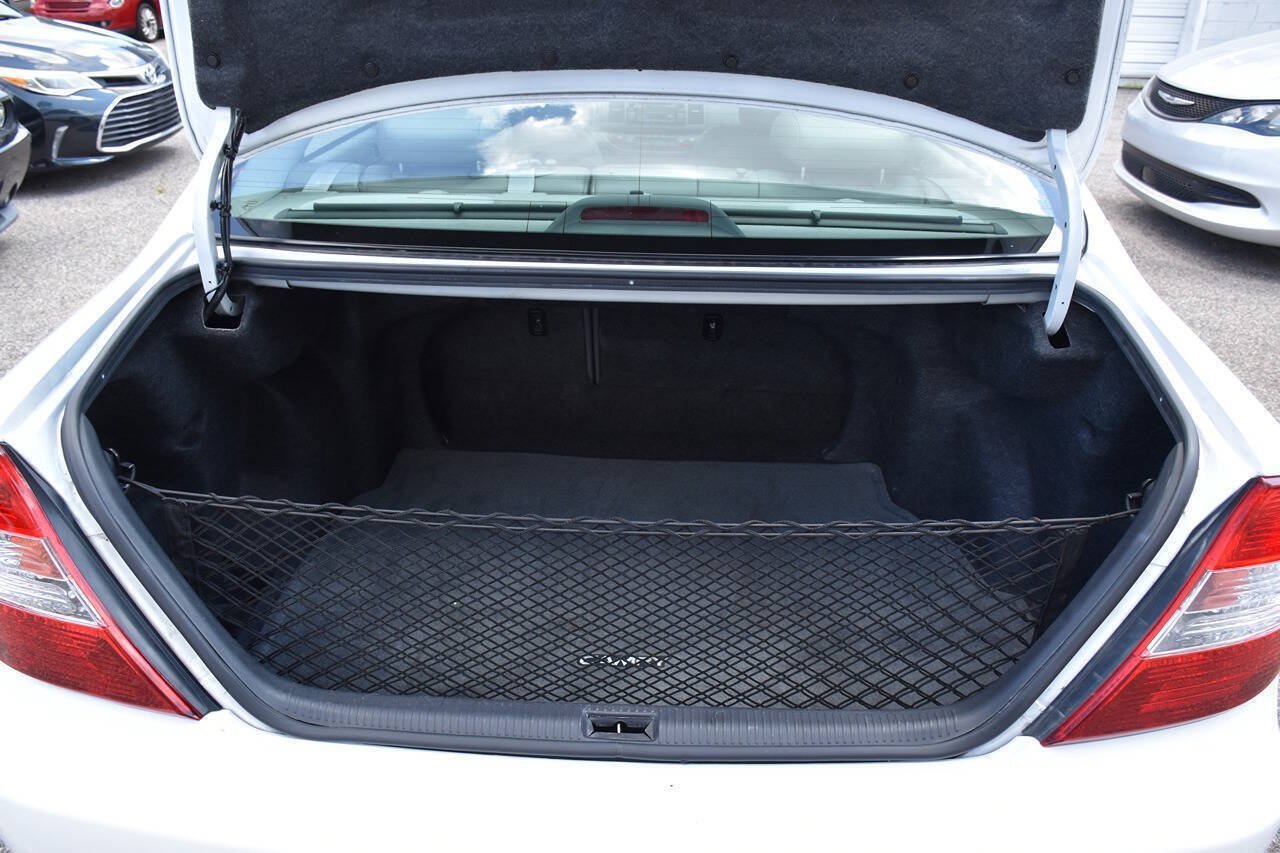 Used 2004 Toyota Camry XLE w/ VSC & Side Airbag Pkg FWD image 13