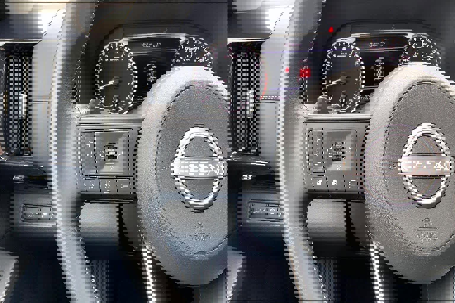 Used 2025 Nissan Pathfinder SV image 23