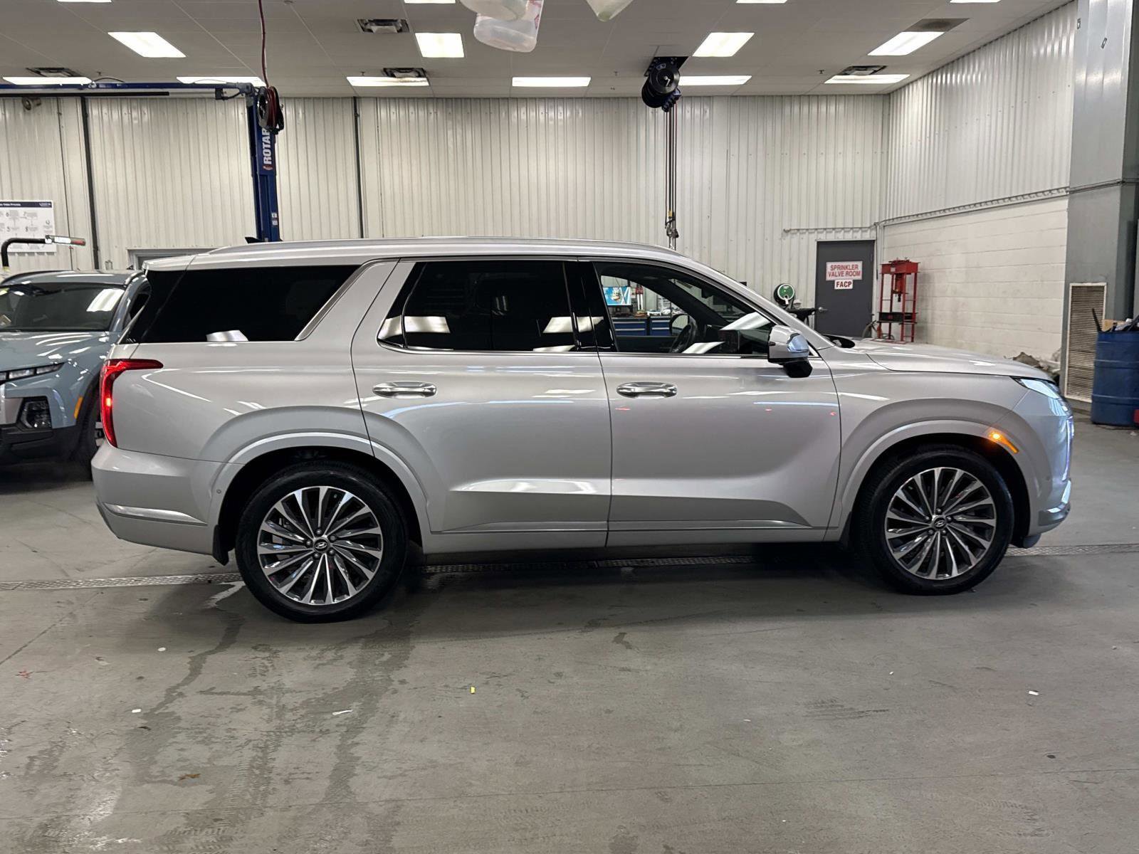 Used 2024 Hyundai Palisade Calligraphy image 4