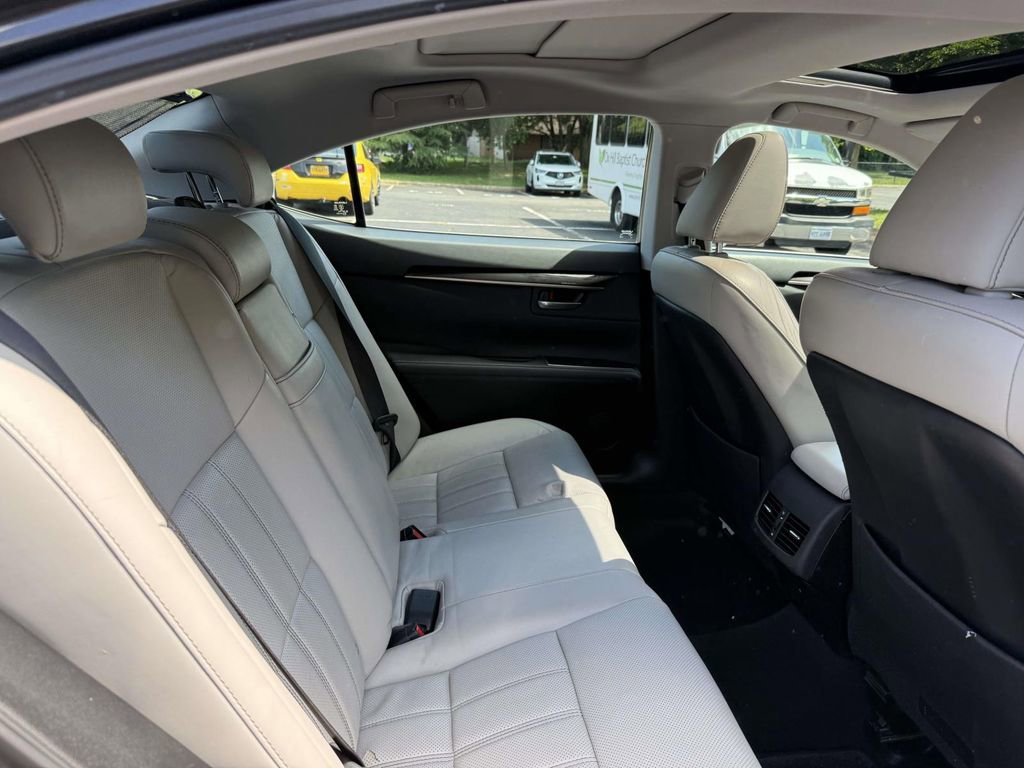 Used 2016 Lexus ES 350 w/ Luxury Package w/Wood Trim FWD image 16