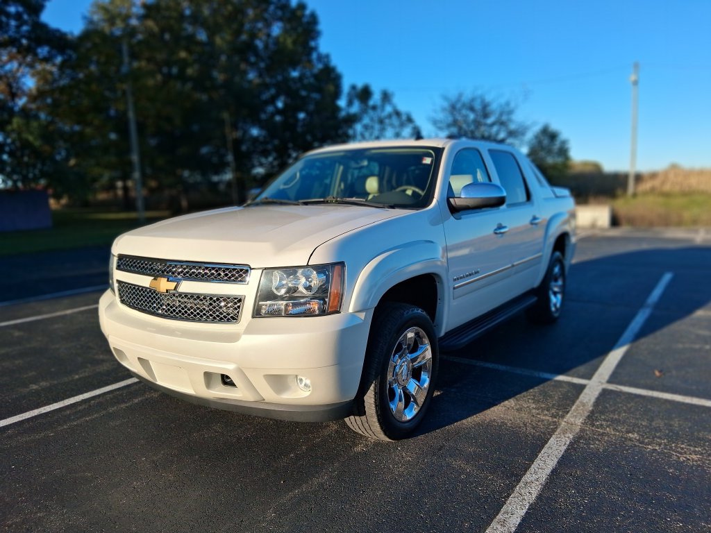 Used 2012 Chevrolet Avalanche LTZ AWD/4WD image 4