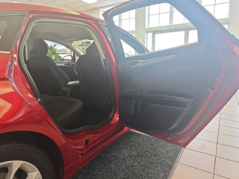 Used 2020 Ford Fusion SE image 34