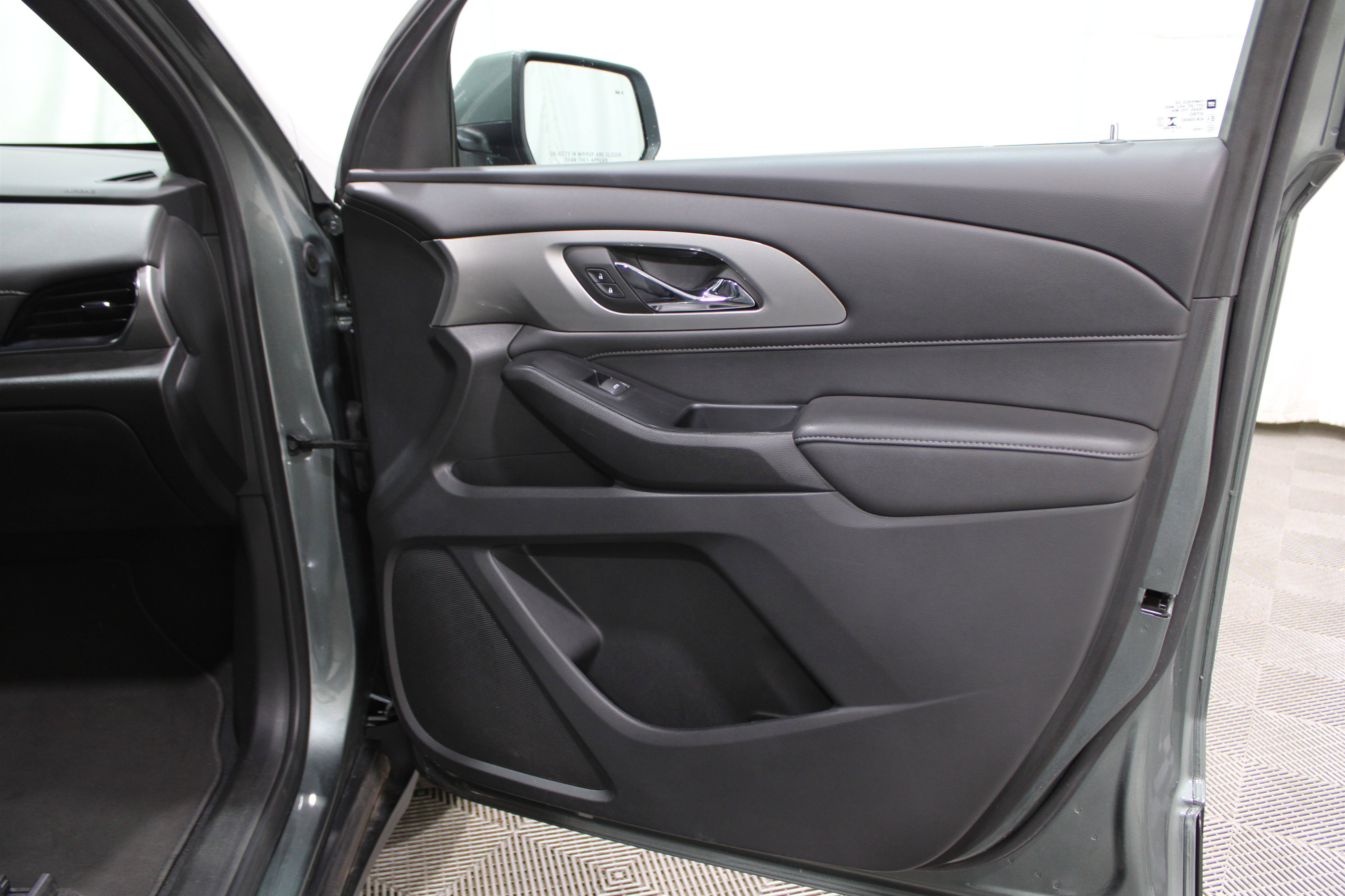 Used 2023 Chevrolet Traverse LT image 32