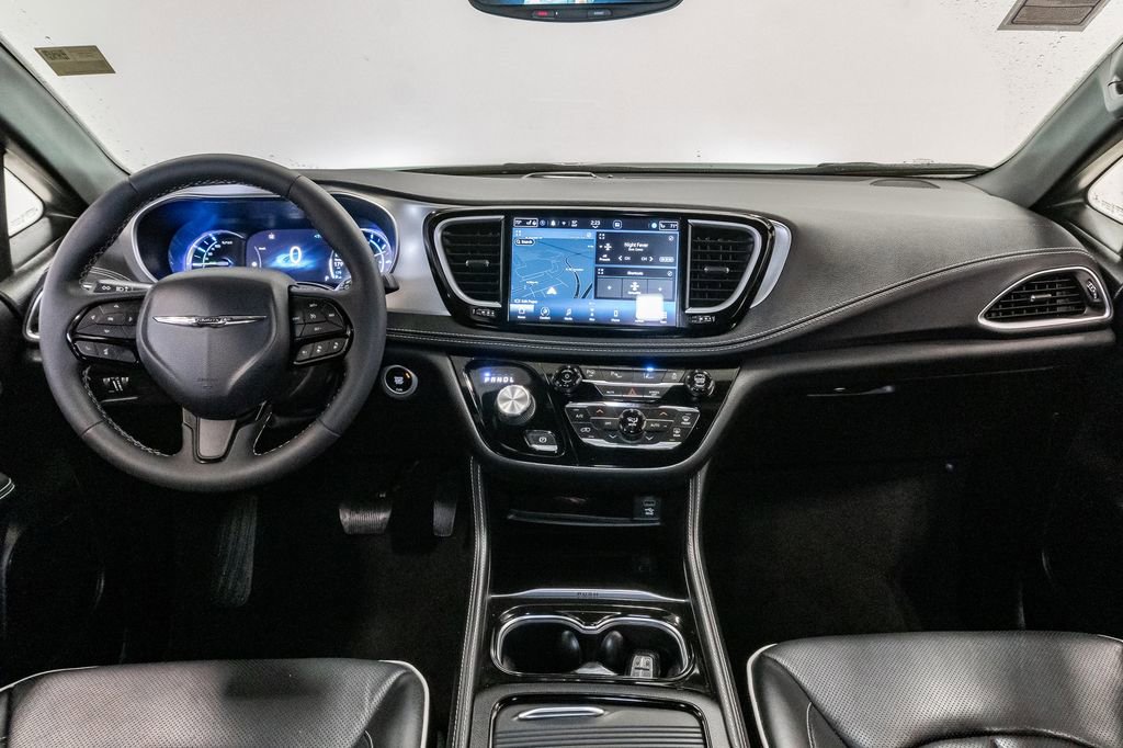 Used 2023 Chrysler Pacifica Limited w/ Uconnect Theater Family Group image 31