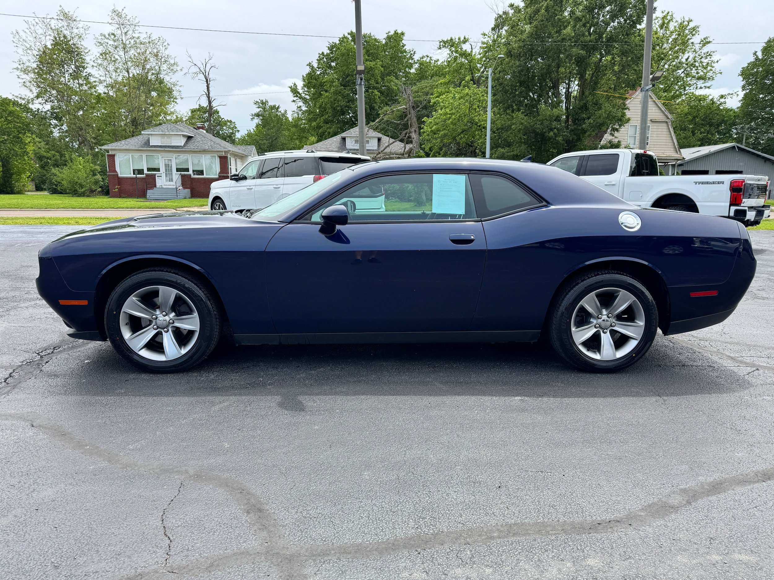 Used 2016 Dodge Challenger SXT w/ Driver Convenience Group RWD image 4