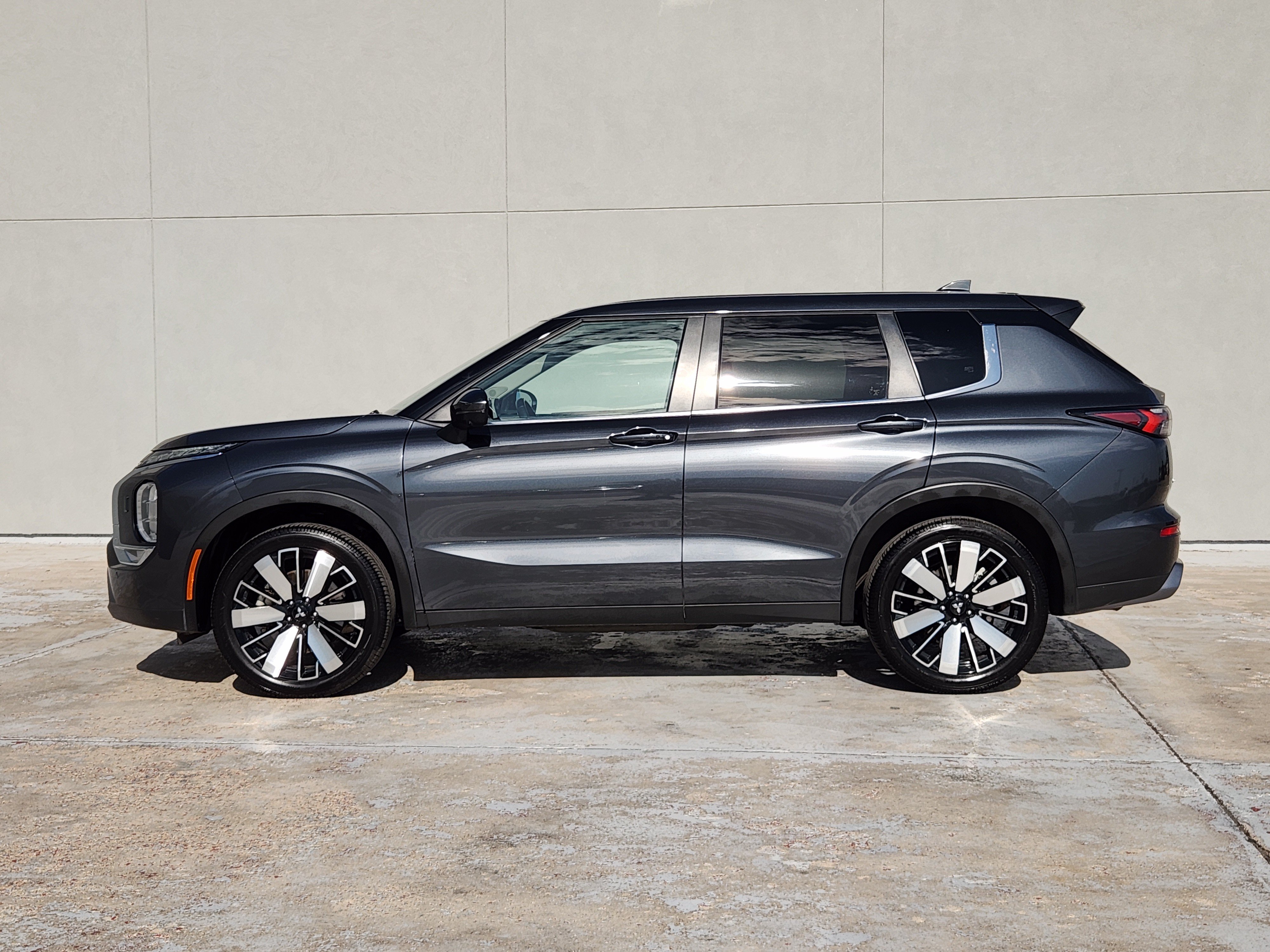 Used 2025 Mitsubishi Outlander SE AWD/4WD image 5