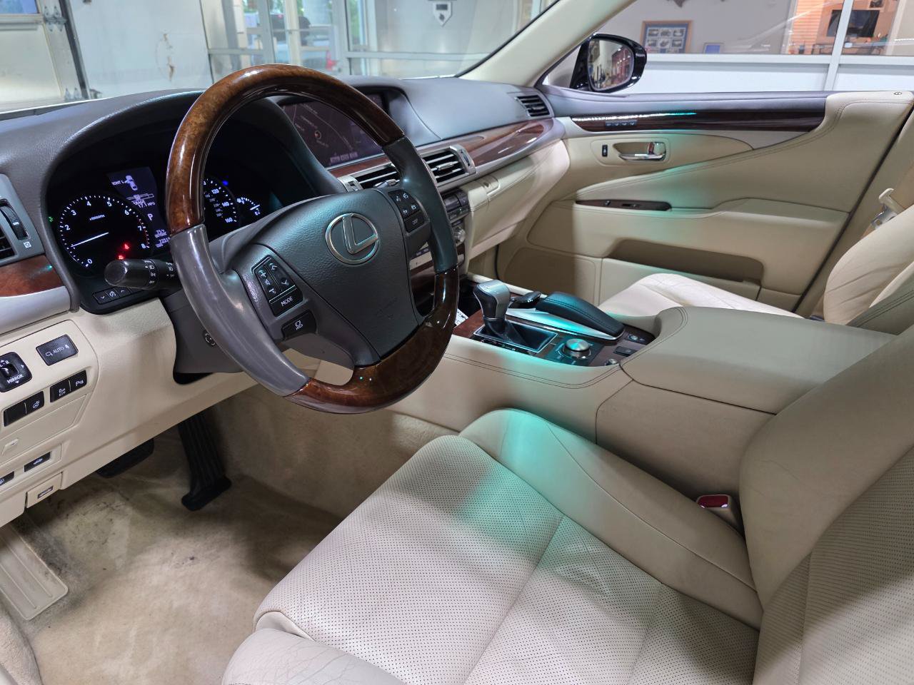Used 2013 Lexus LS 460 w/ Comfort Pkg RWD image 16