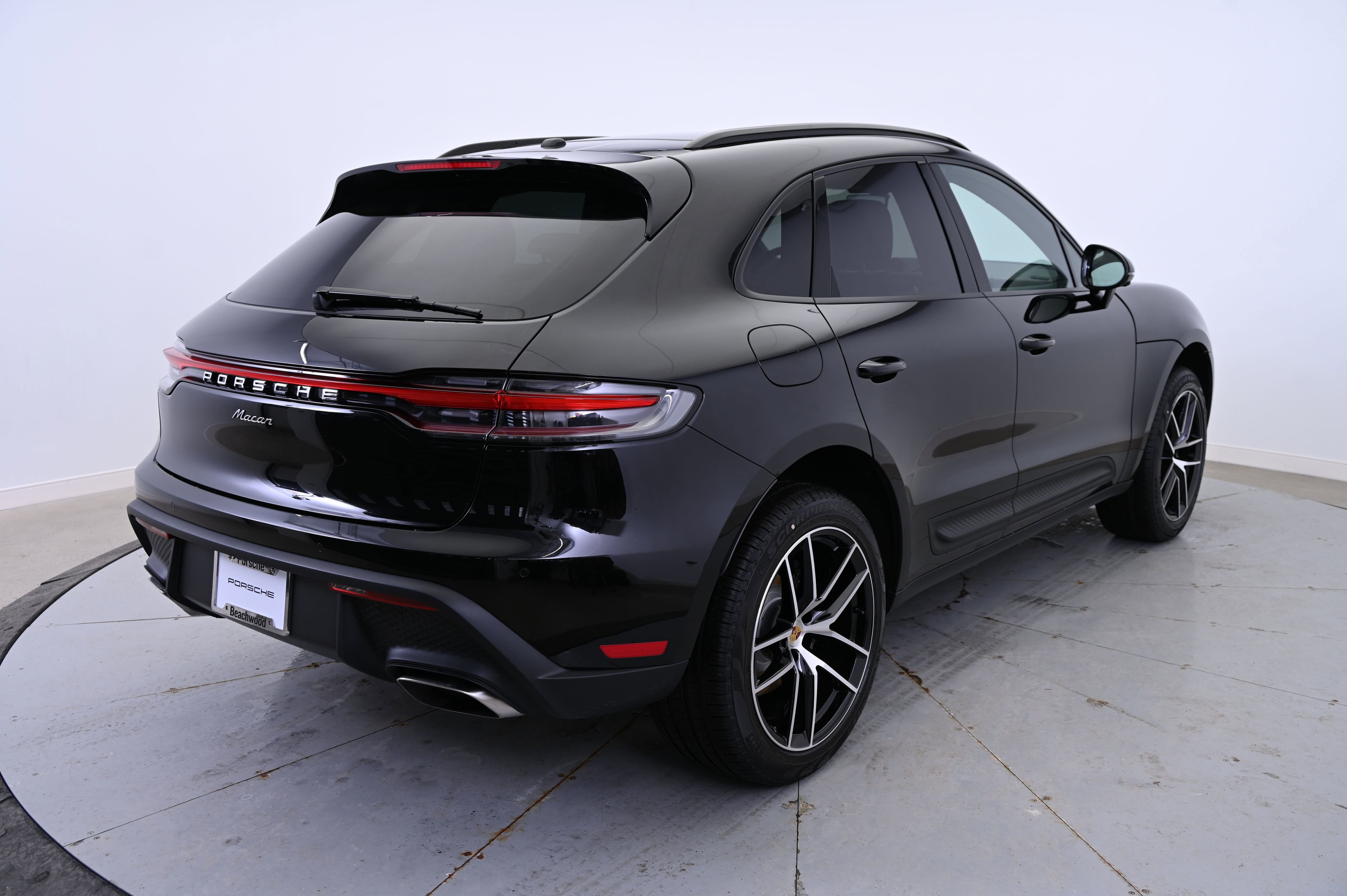 Certified 2025 Porsche Macan image 7