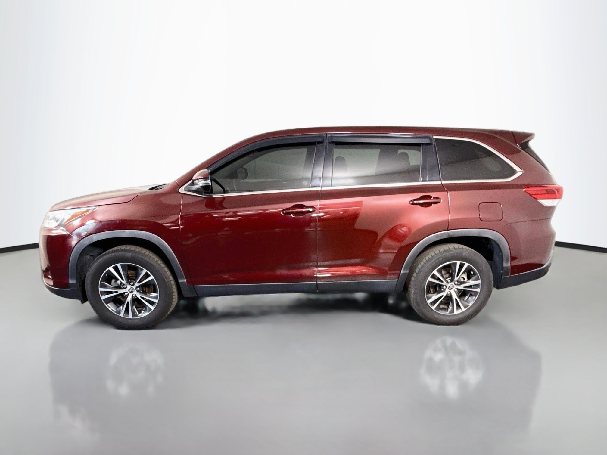 Used 2019 Toyota Highlander LE FWD image 6