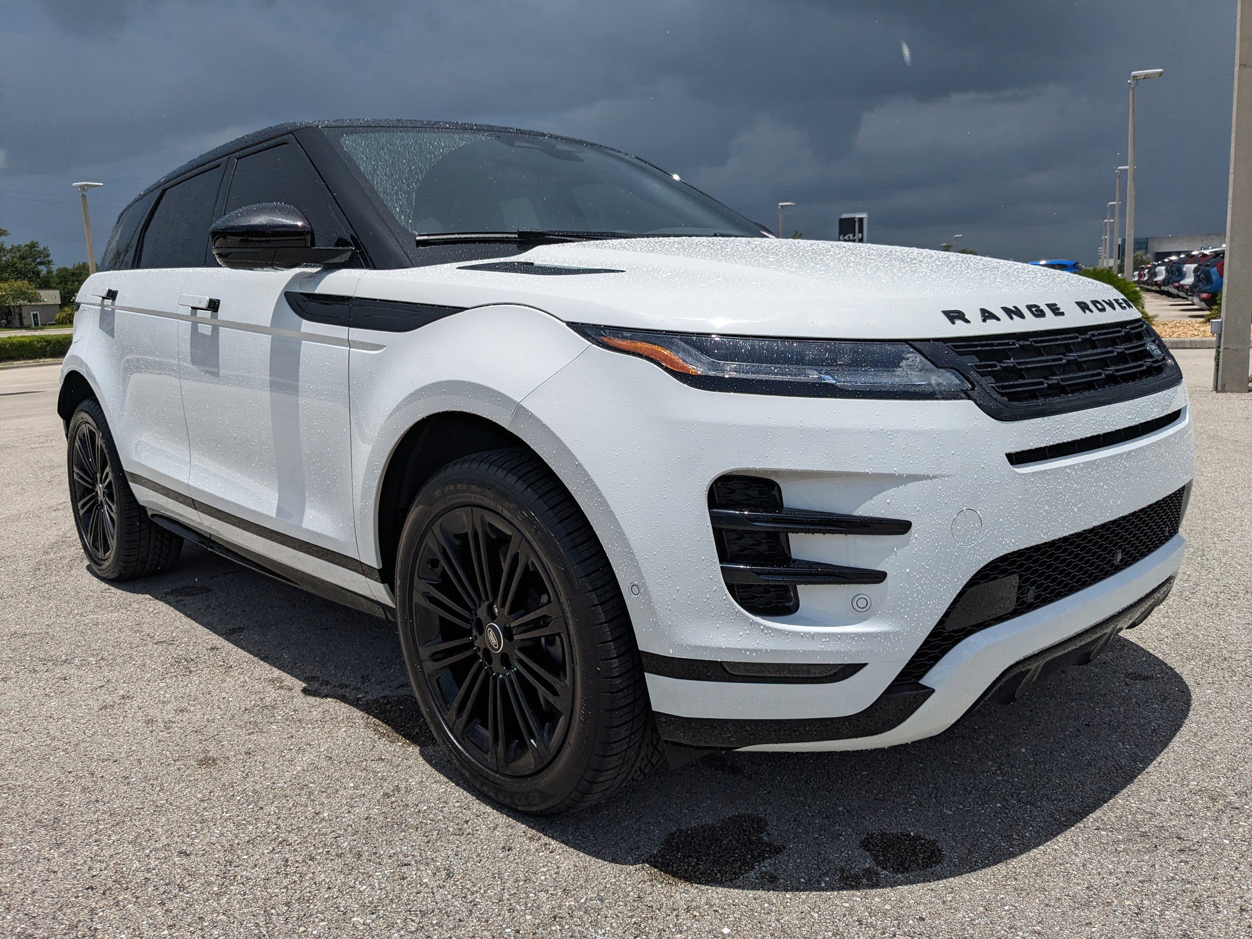 Used 2025 Land Rover Range Rover Evoque Dynamic SE image 2