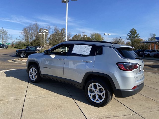 Used 2024 Jeep Compass Latitude image 7