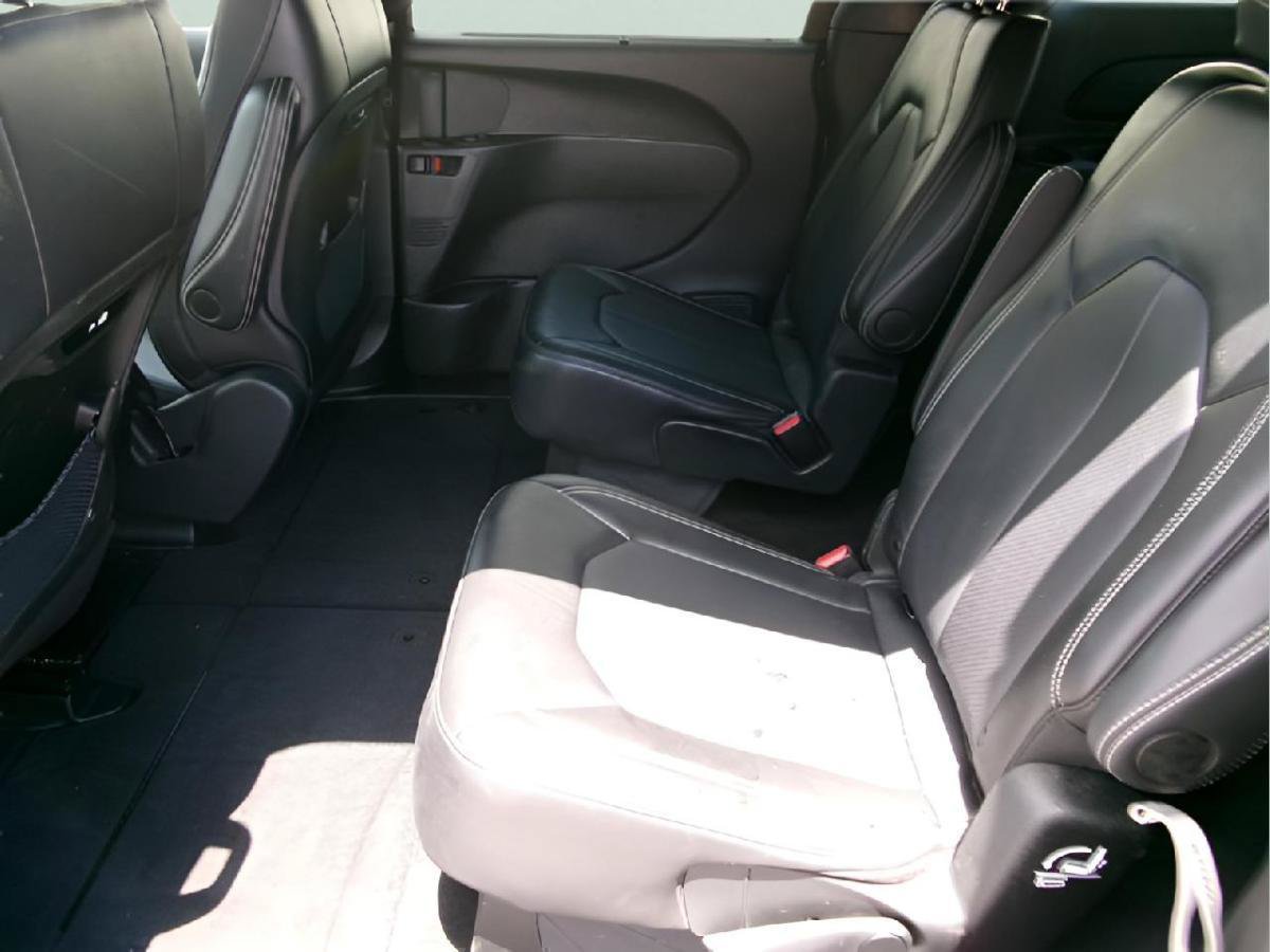Used 2025 Chrysler Pacifica Select FWD image 9