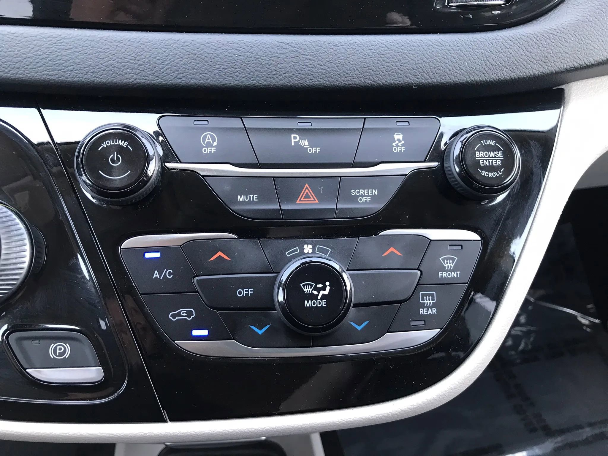 Used 2021 Chrysler Voyager Lxi FWD image 28