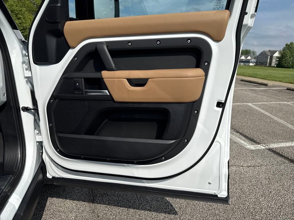 New 2025 Land Rover Defender 130 X-Dynamic SE image 16