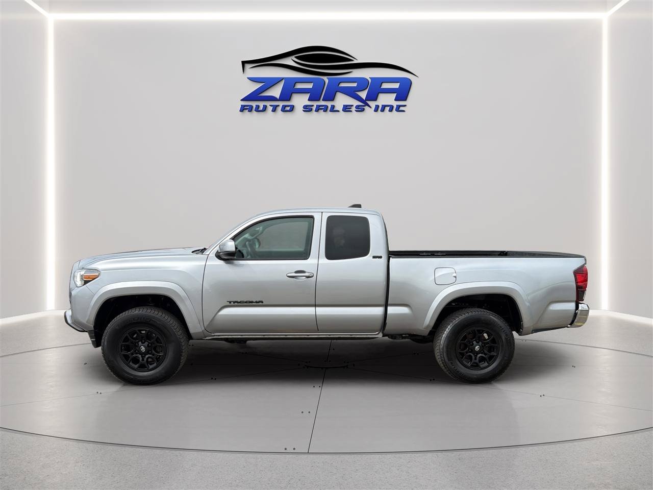 Used 2020 Toyota Tacoma SR5 w/ Blackout Package AWD/4WD image 4