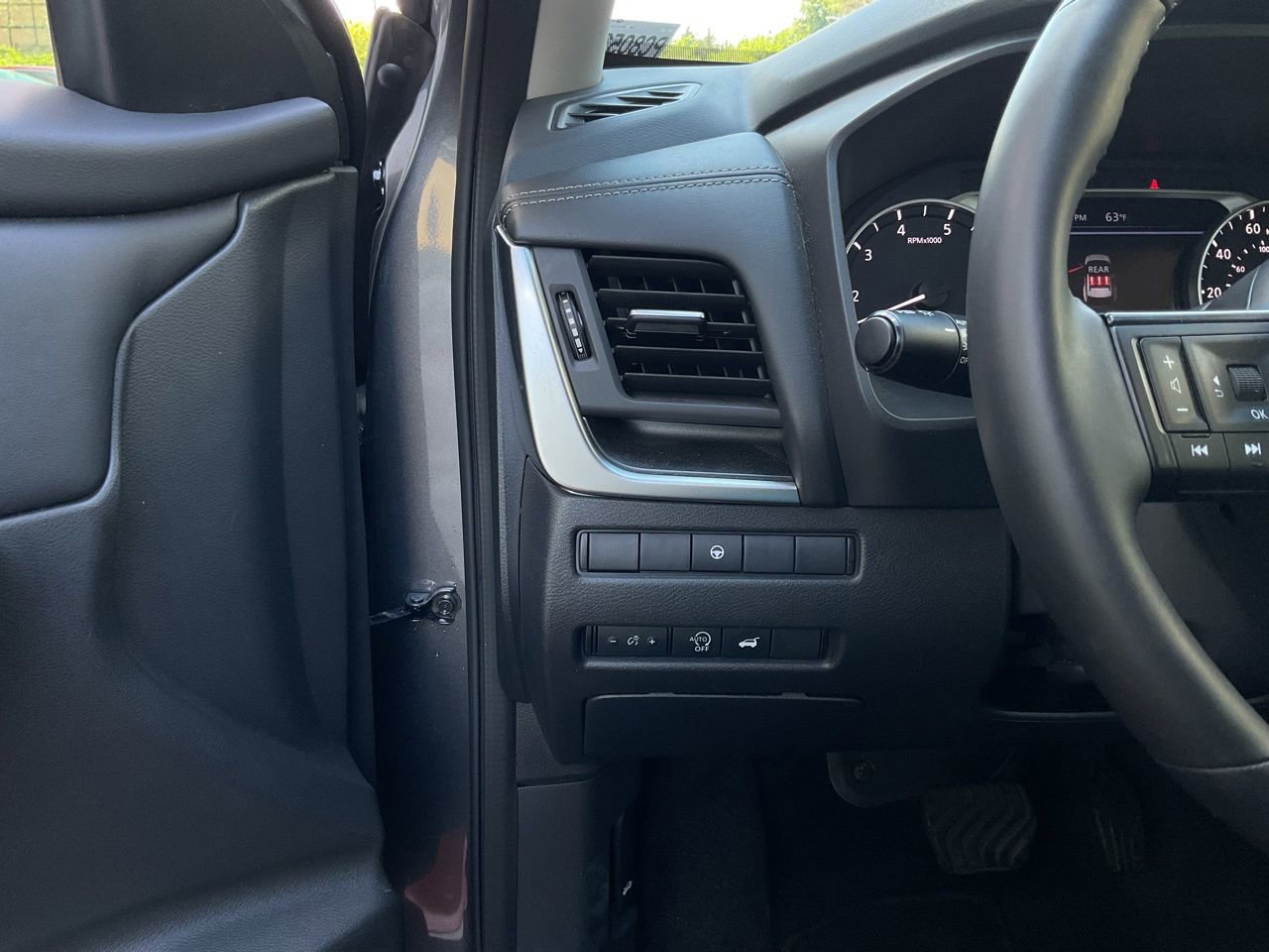 Used 2025 Nissan Rogue SV image 27