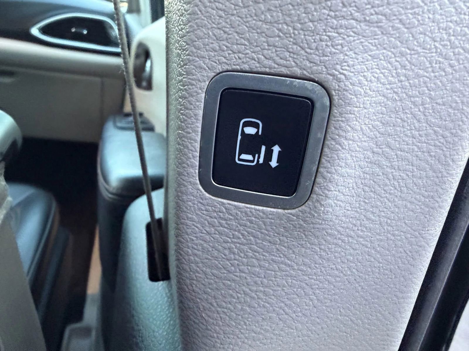 Used 2017 Chrysler Pacifica Touring-L image 22