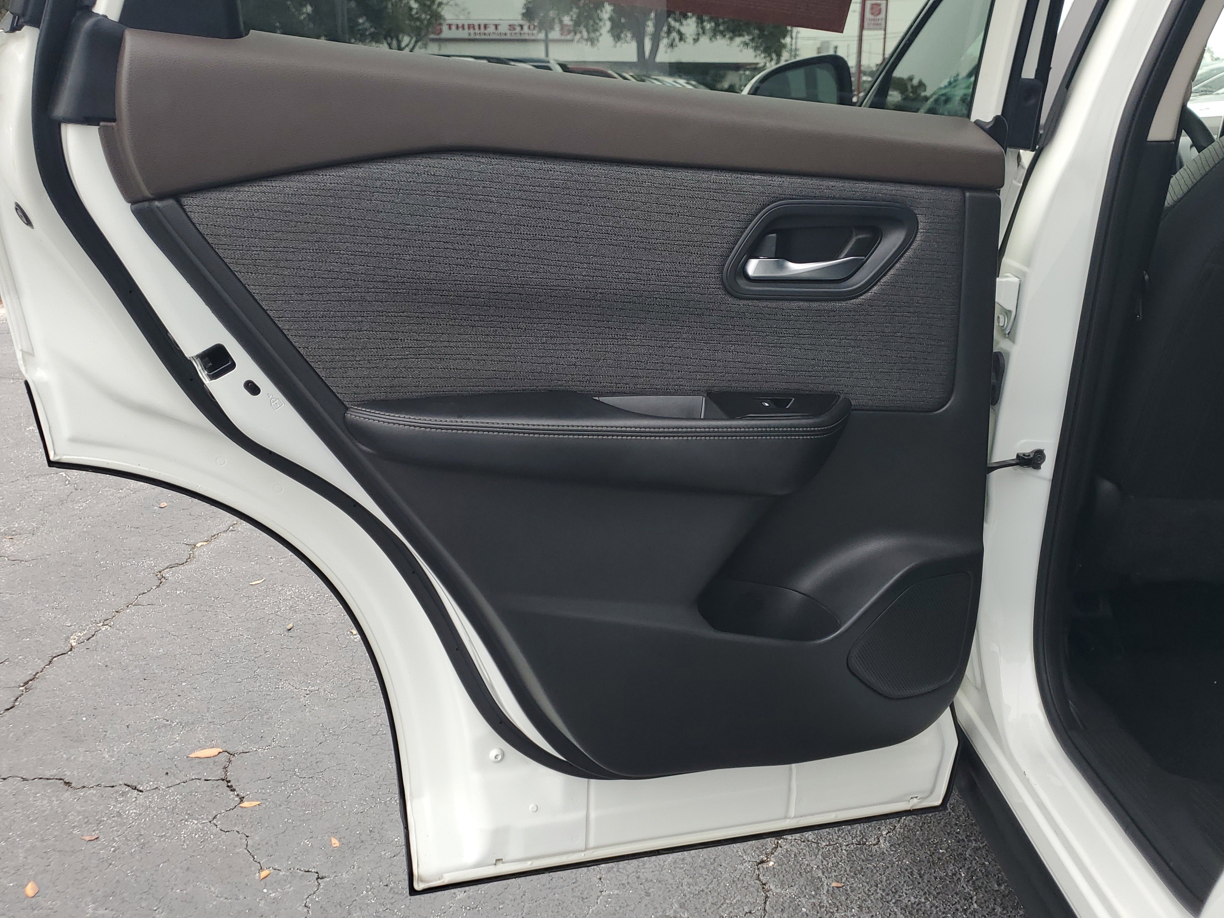 Used 2023 Nissan Rogue SV image 10