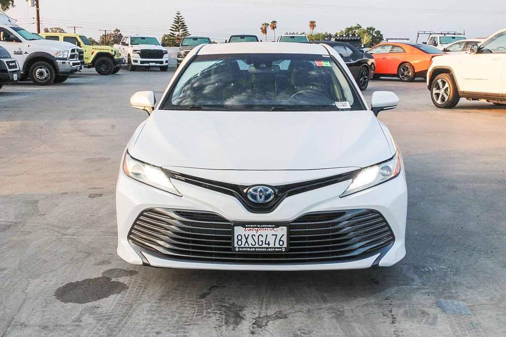 Used 2020 Toyota Camry XLE w/ Preferred Accessory Package FWD image 3