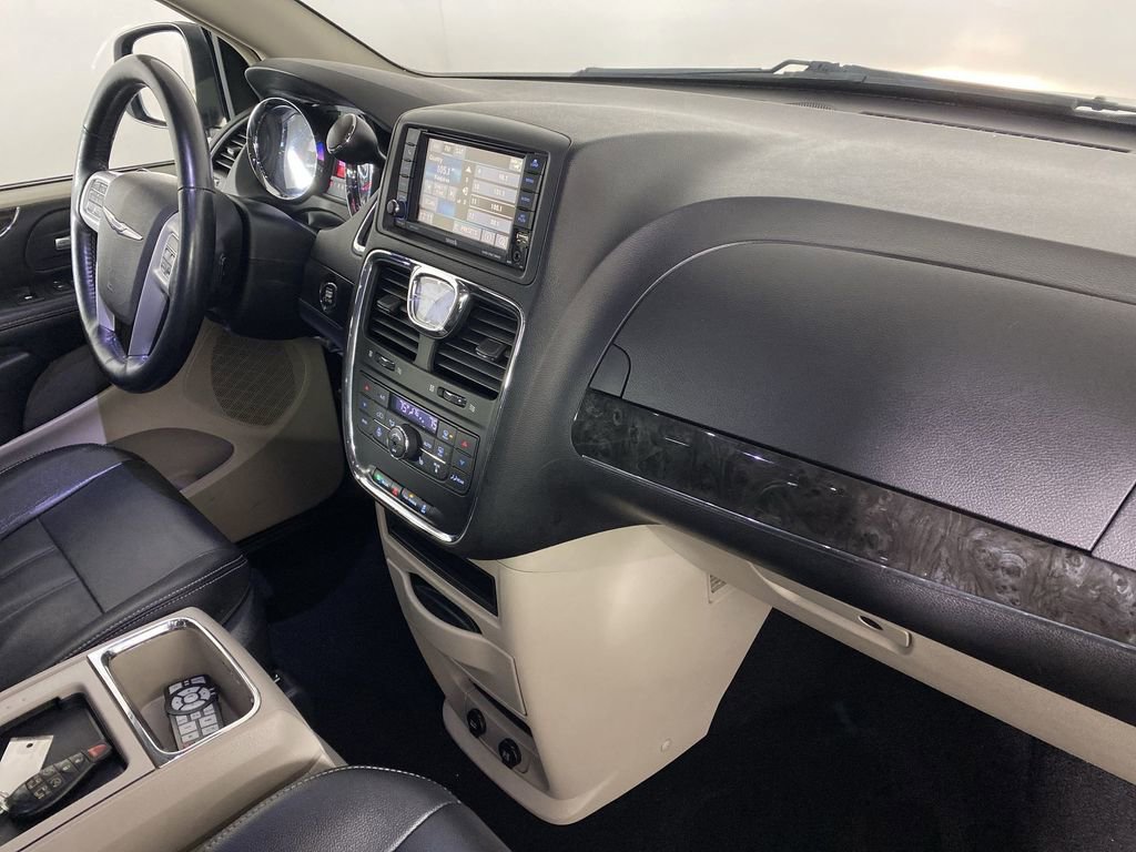Used 2016 Chrysler Town & Country Touring w/ Driver Convenience Group image 29