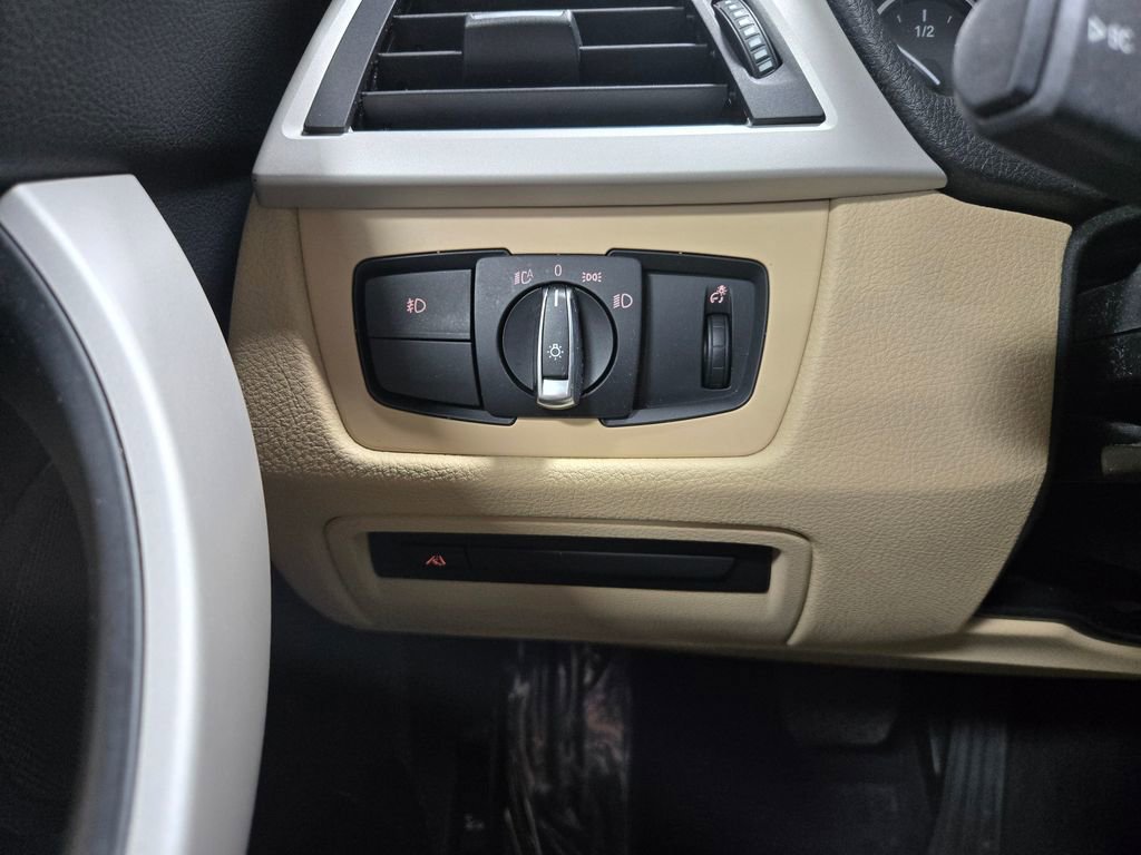 Used 2018 BMW 320i xDrive Sedan w/ Convenience Package image 14