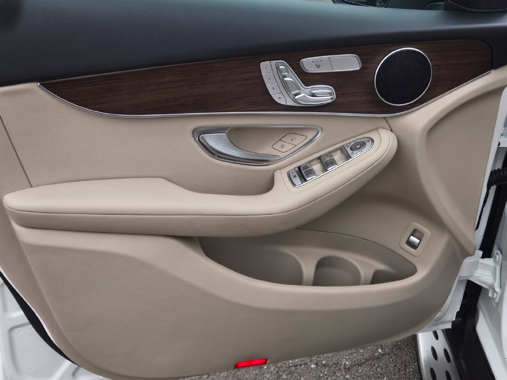Used 2022 Mercedes-Benz GLC 300 4MATIC image 11