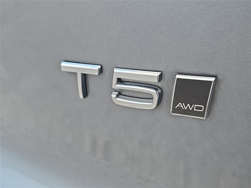 Used 2019 Volvo XC40 T5 Momentum image 4