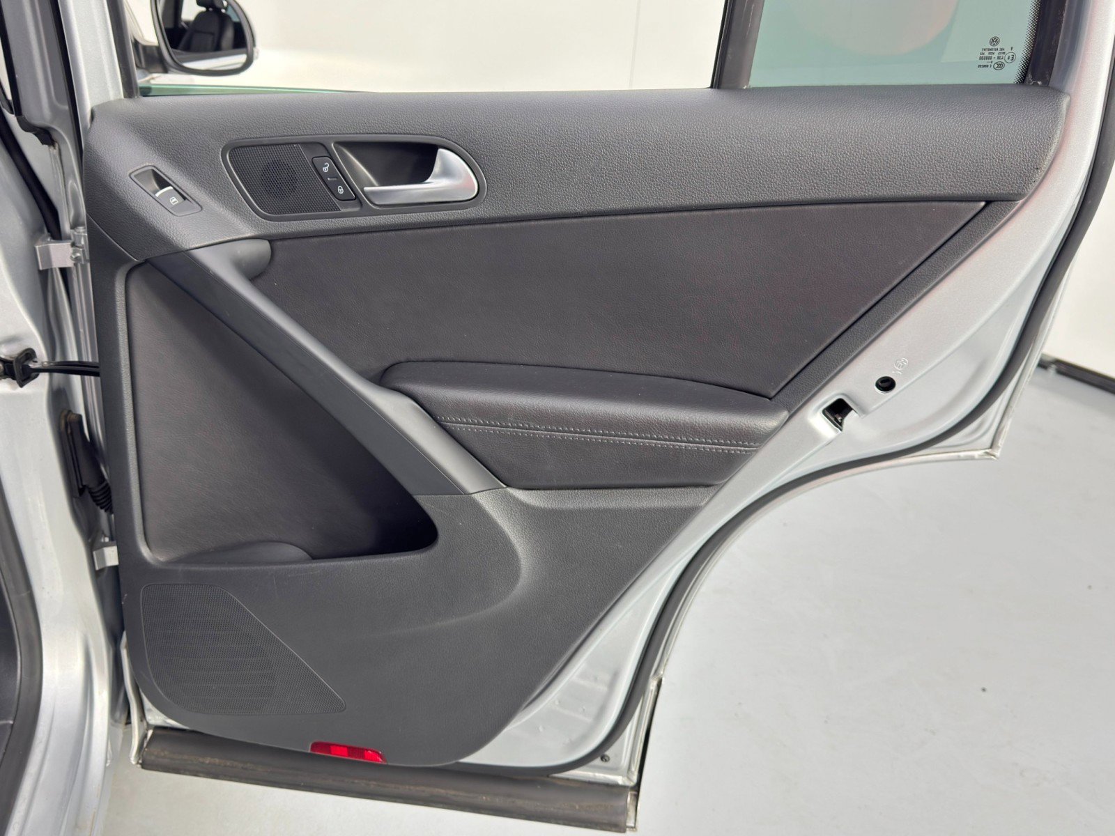 Used 2017 Volkswagen Tiguan Sport image 41